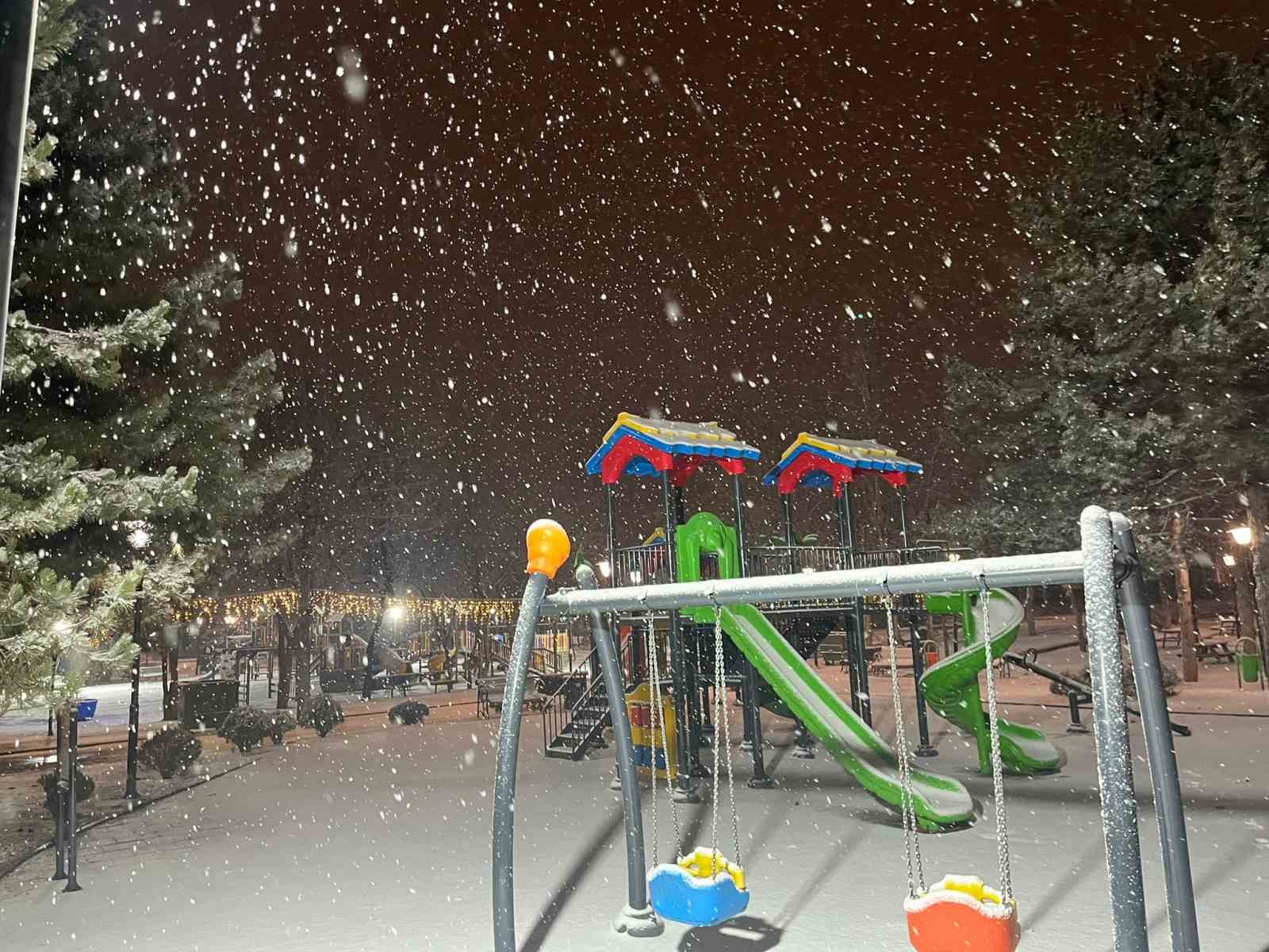 ankarada gece saatlerinde kar yagisi etkili oldu 3 LwHyIe1v