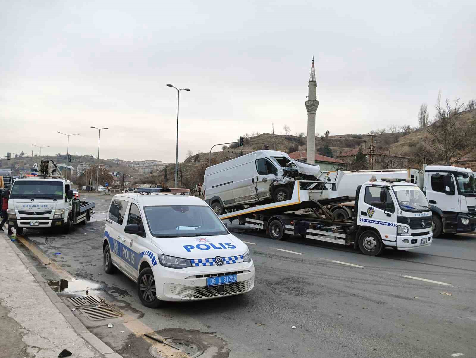 ankarada hafif ticari arac ile otomobil carpisti 1 olu 3 yarali 0 qimVA6tY