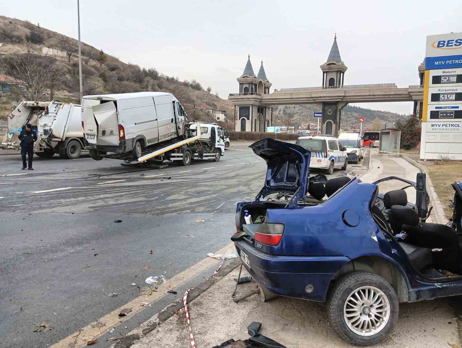 ankarada hafif ticari arac ile otomobil carpisti 1 olu 3 yarali 1 hmkwRGu6