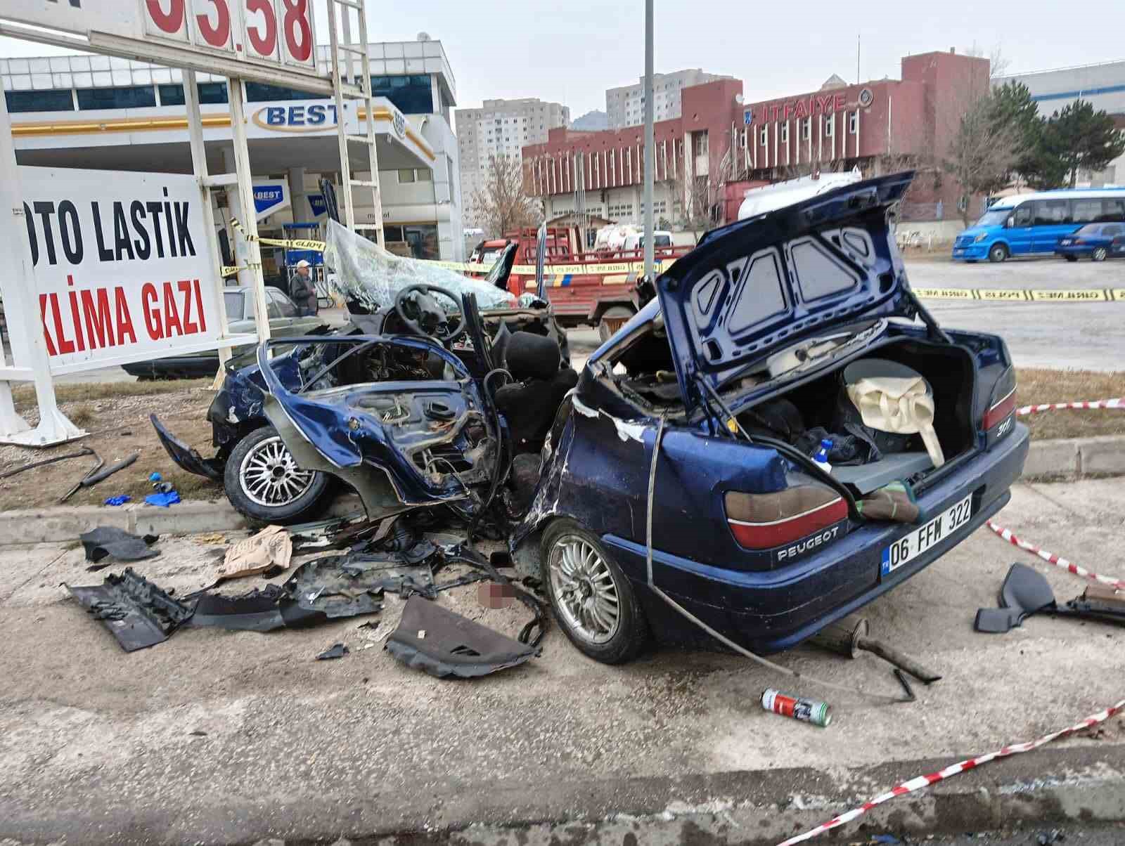 ankarada hafif ticari arac ile otomobil carpisti 1 olu 3 yarali 2 yOshrD9W