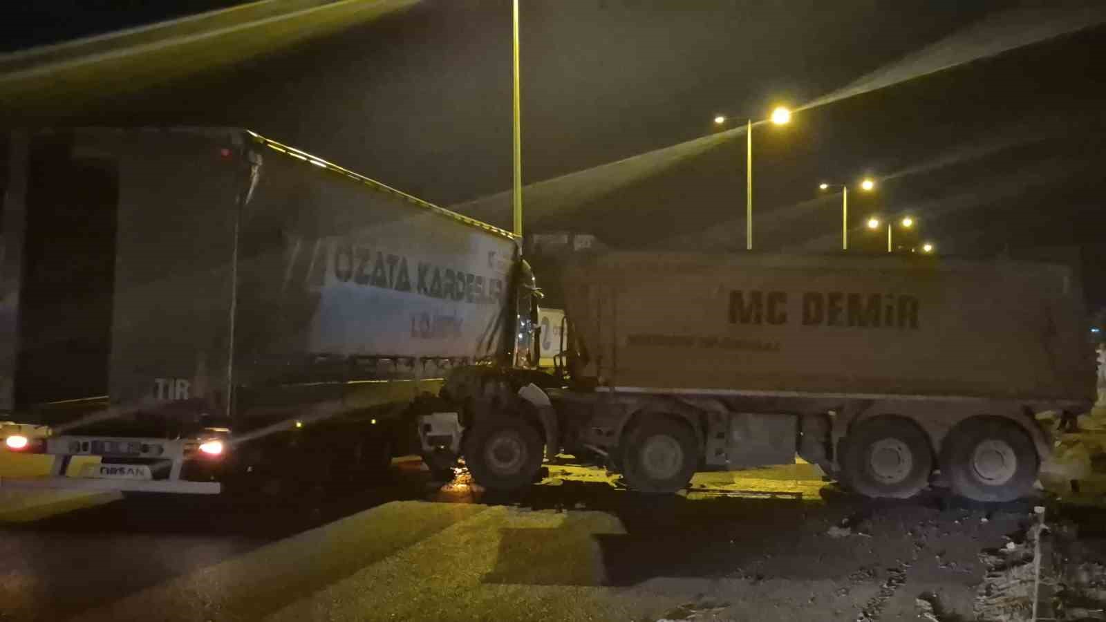 ankarada hafriyat kamyonu tira yandan carpti 1 yarali 2
