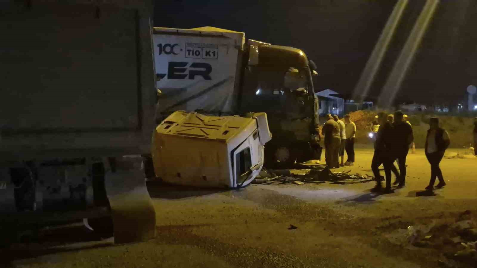 ankarada hafriyat kamyonu tira yandan carpti 1 yarali 4 jOqe1ILL