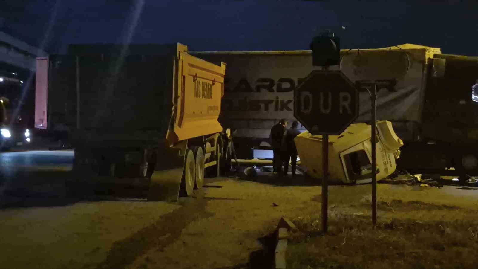 ankarada hafriyat kamyonu tira yandan carpti 1 yarali 5 nnfAbTCh