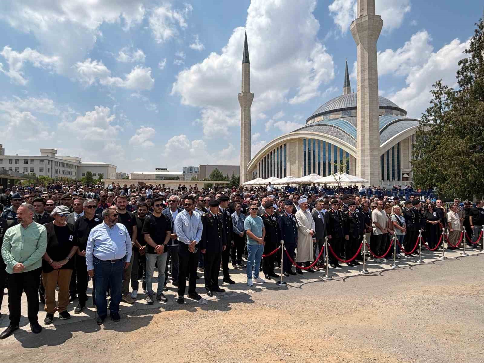 Ankara’da helikopter kazasında hayatını kaybeden pilot son yolcuğuna uğurlandı 4 ankarada helikopter kazasinda hayatini kaybeden pilot son yolcuguna ugurlandi 0 XB5bs6z4