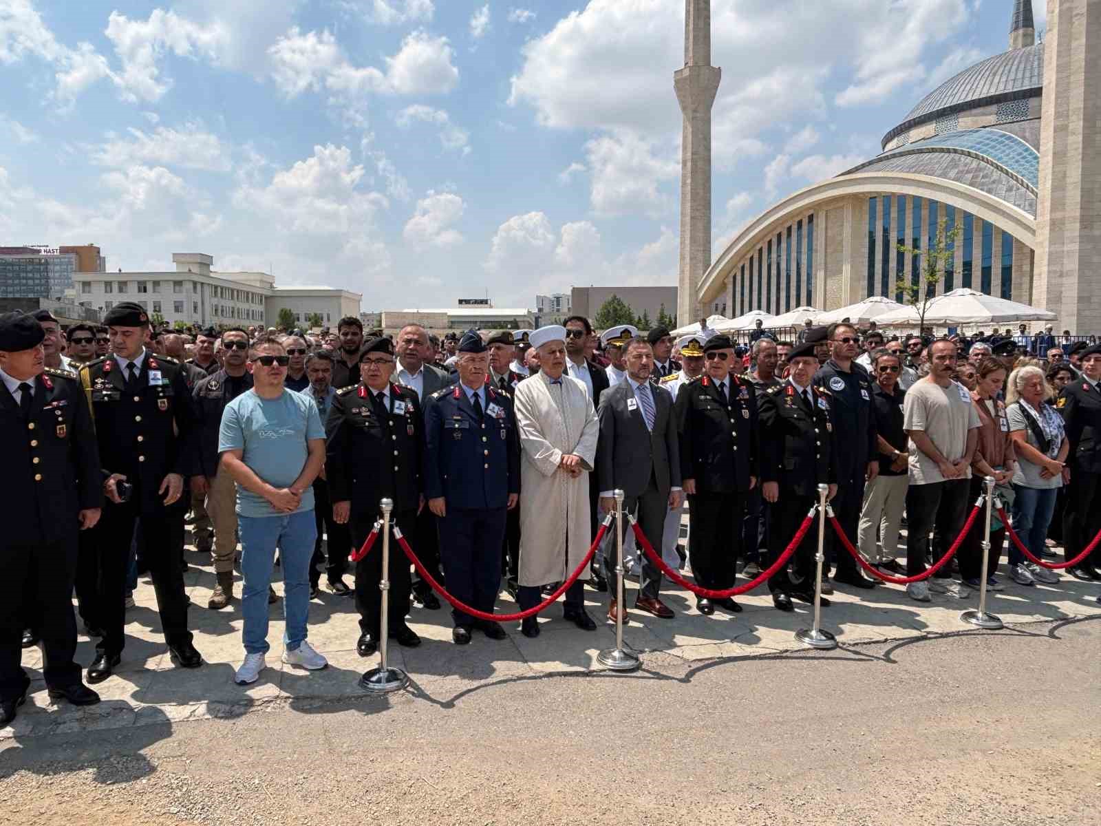 Ankara’da helikopter kazasında hayatını kaybeden pilot son yolcuğuna uğurlandı 5 ankarada helikopter kazasinda hayatini kaybeden pilot son yolcuguna ugurlandi 1 wuhYqfLj