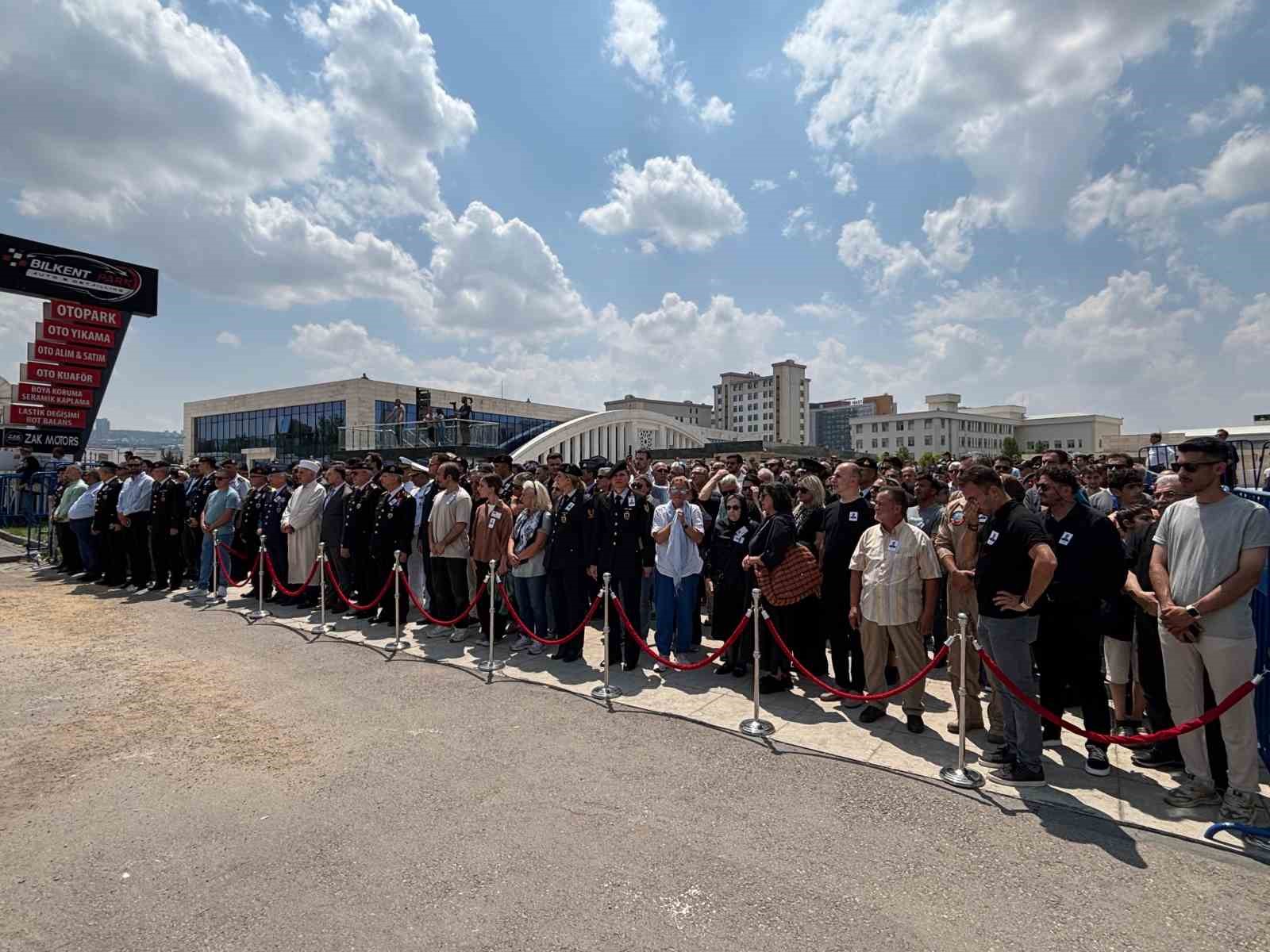 Ankara’da helikopter kazasında hayatını kaybeden pilot son yolcuğuna uğurlandı 6 ankarada helikopter kazasinda hayatini kaybeden pilot son yolcuguna ugurlandi 2 APf6Dlgm