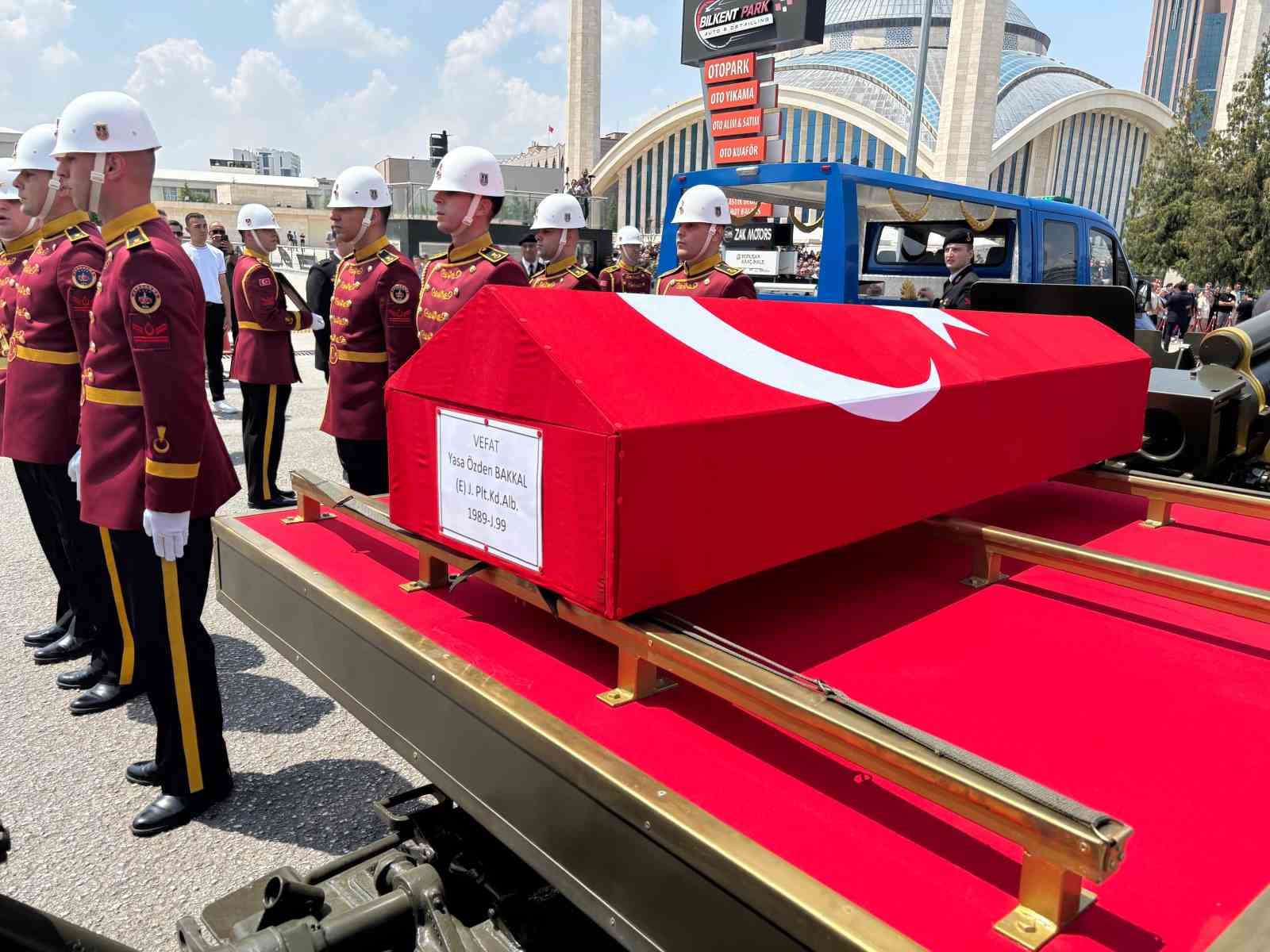 Ankara’da helikopter kazasında hayatını kaybeden pilot son yolcuğuna uğurlandı 7 ankarada helikopter kazasinda hayatini kaybeden pilot son yolcuguna ugurlandi 3 CnY93veL