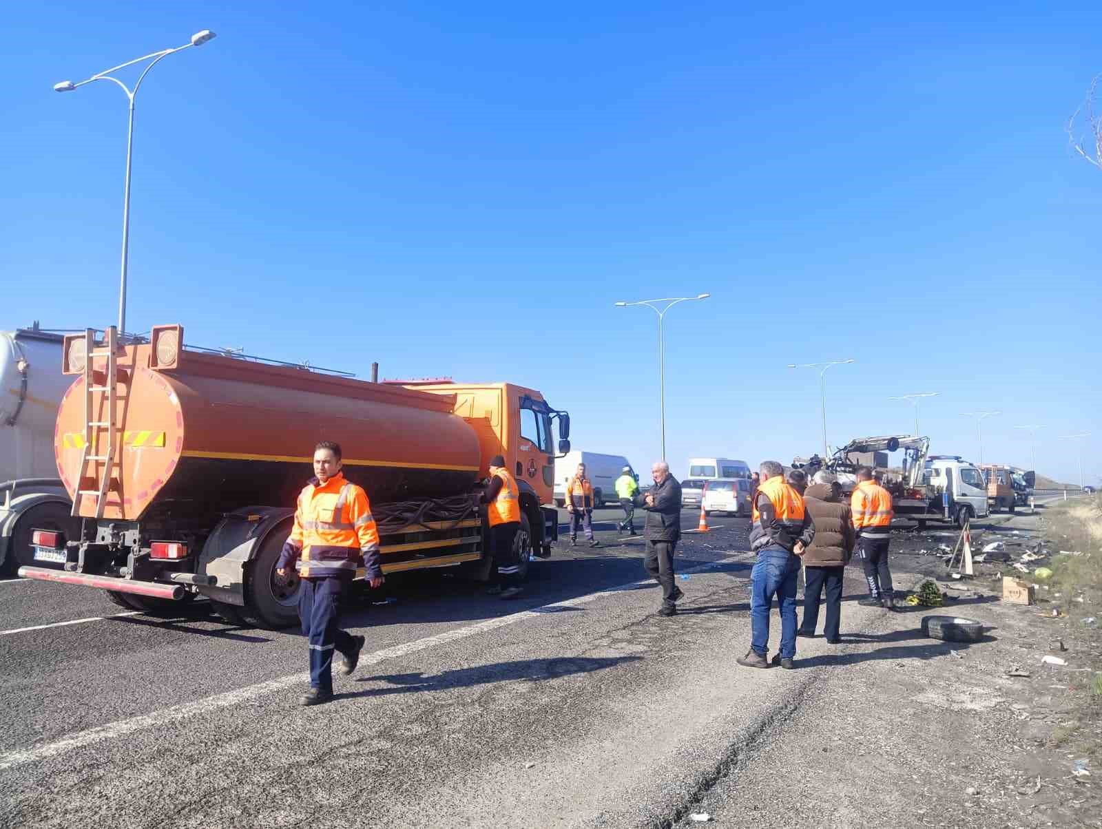 ankarada iki arac kafa kafaya carpisti 5 olu 0 7ftKVLIQ