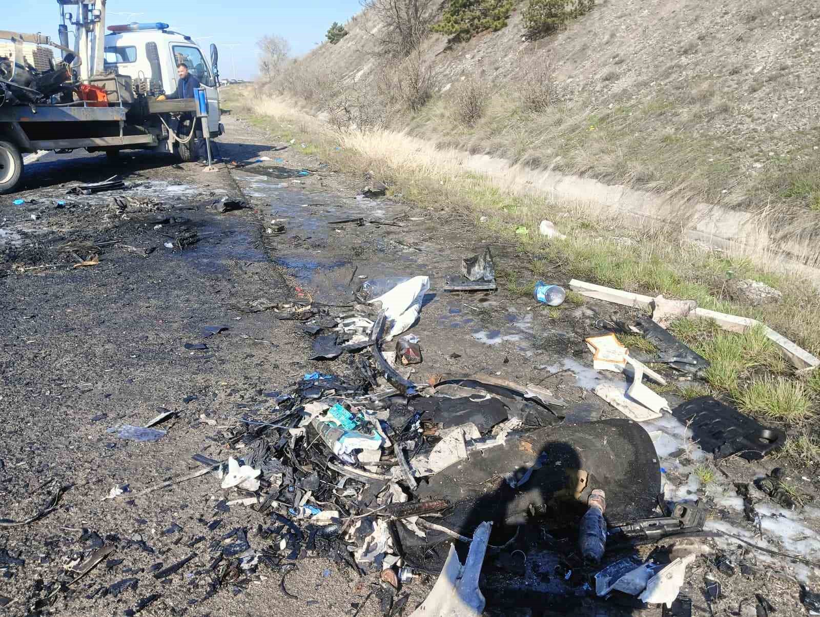 ankarada iki arac kafa kafaya carpisti 5 olu 3 vg9uaq3b