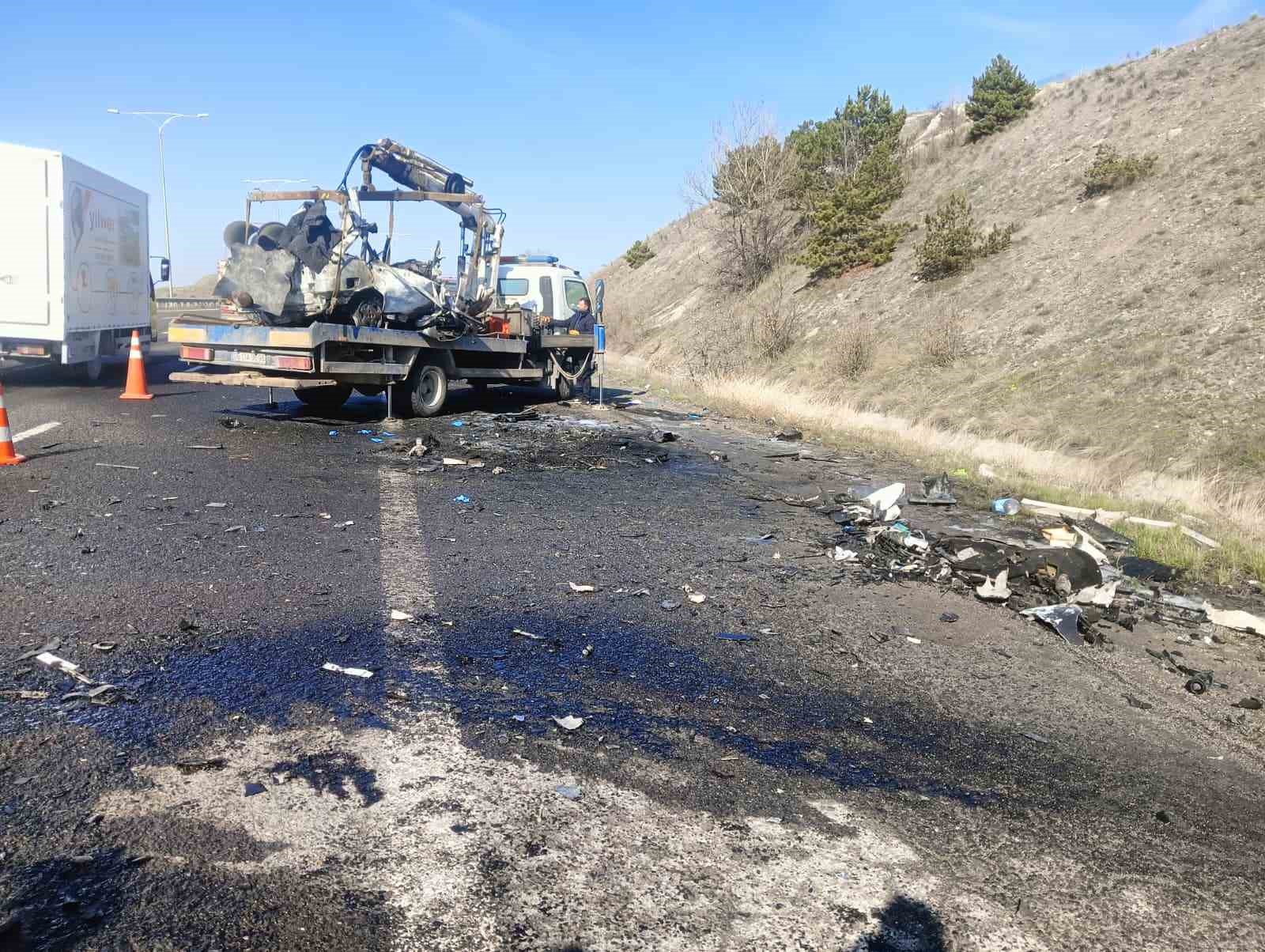 ankarada iki arac kafa kafaya carpisti 5 olu 4 3HSLVznq