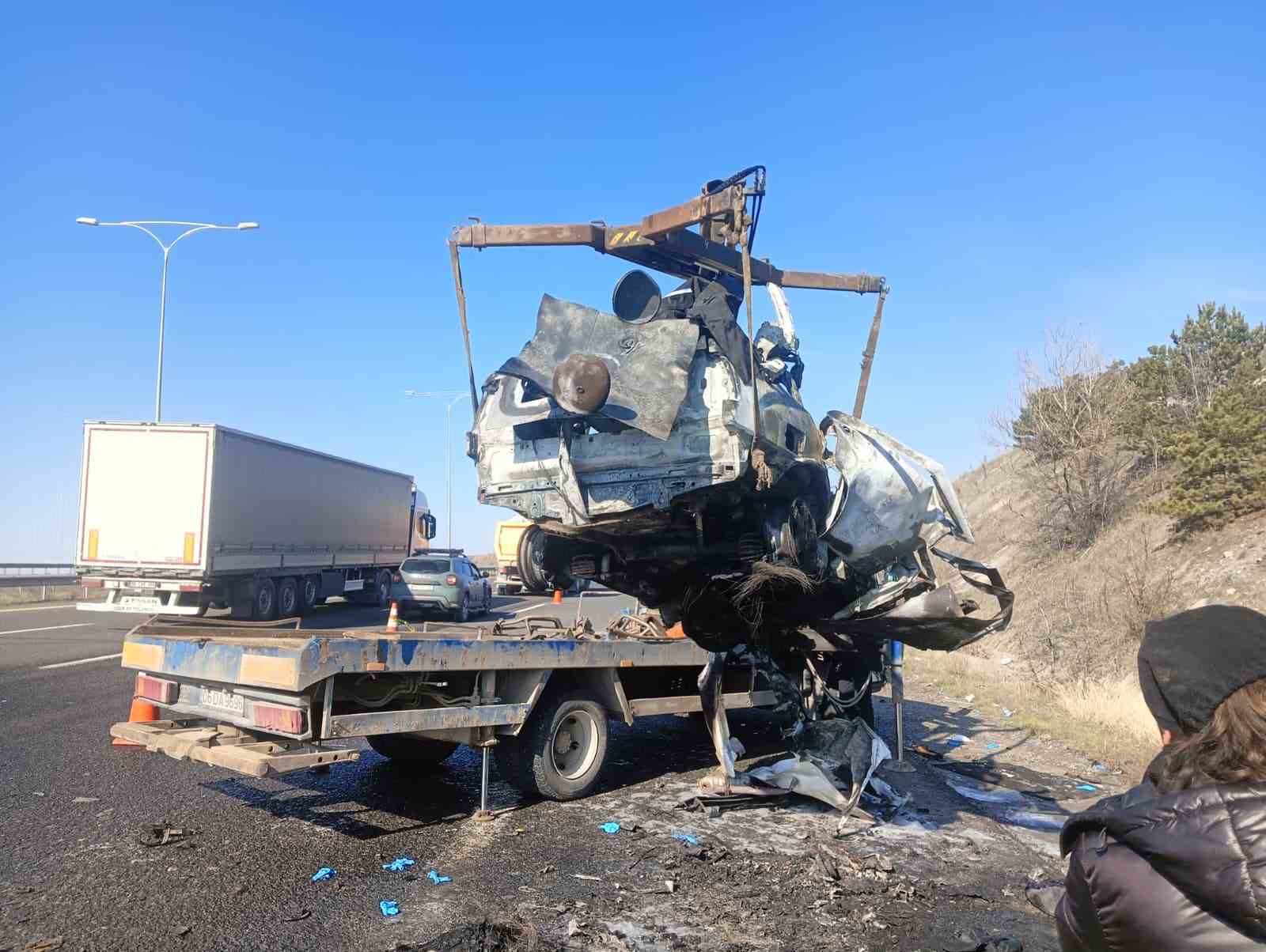 ankarada iki arac kafa kafaya carpisti 5 olu 5 HpXfayNi