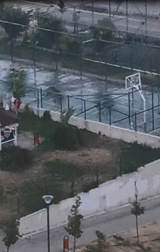 ankarada iki kardese saldiran pitbullun sahibinin kopegini tasmasiz ve agizliksiz gezdirdigi goruntuler ortaya cikti ZfczrPDc