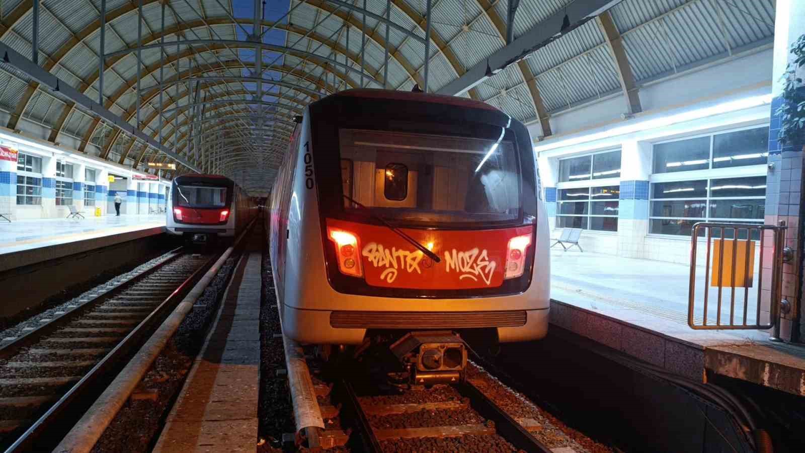 ankarada iki sahis metro vagonlarina grafiti yapti o anlar guvenlik kamerasina yansidi 0 1zkj8u92
