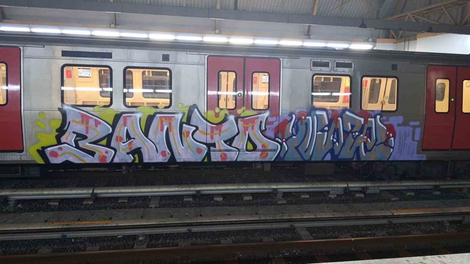ankarada iki sahis metro vagonlarina grafiti yapti o anlar guvenlik kamerasina yansidi 1