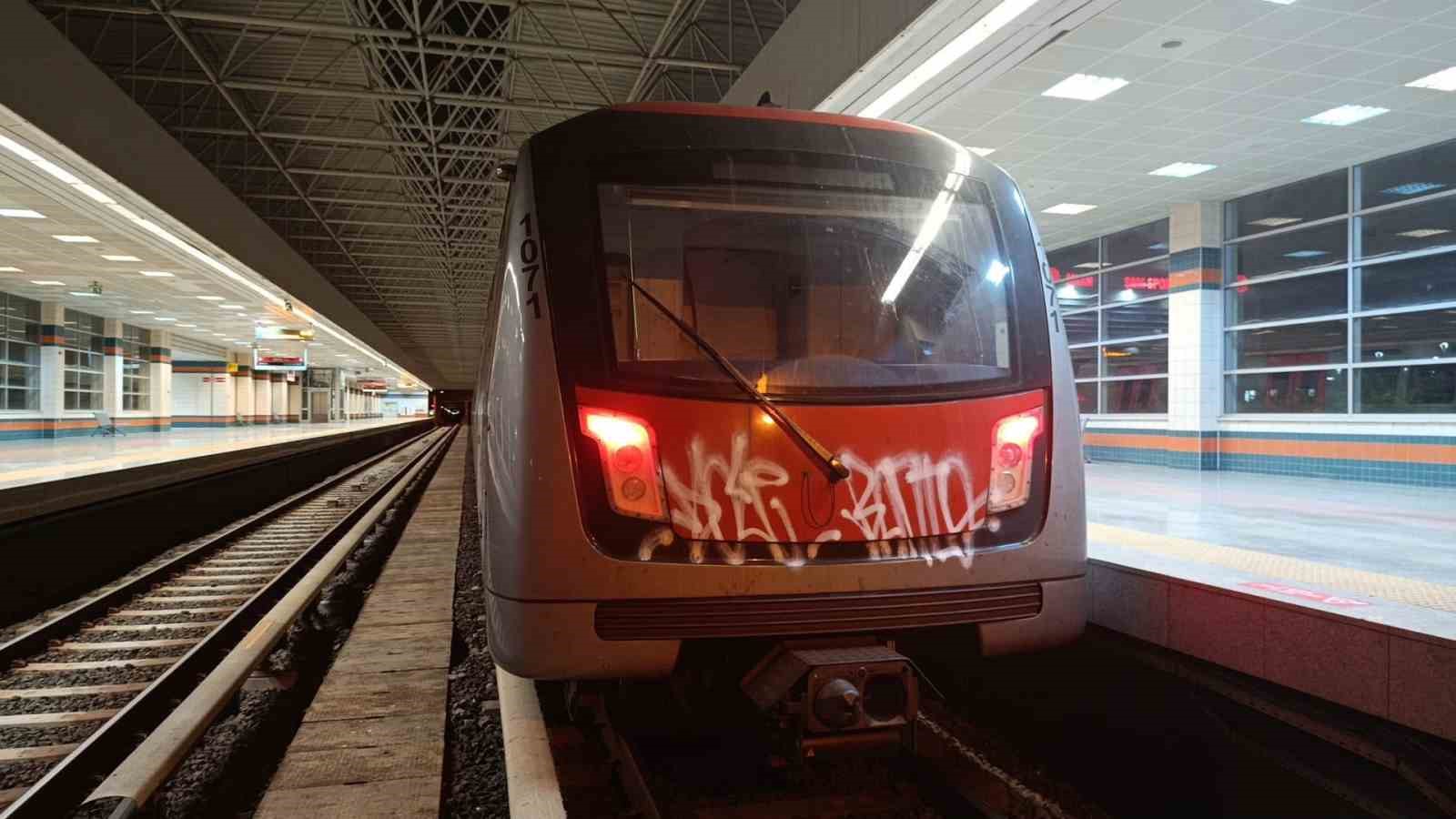ankarada iki sahis metro vagonlarina grafiti yapti o anlar guvenlik kamerasina yansidi 2 27fqu9VD