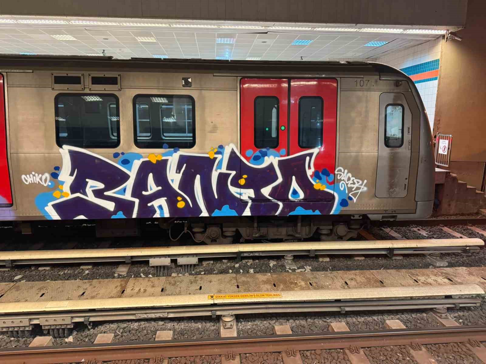 ankarada iki sahis metro vagonlarina grafiti yapti o anlar guvenlik kamerasina yansidi 3 q9Ol1MR6