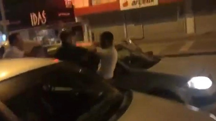 Ankara’da iki sürücü trafikte yumruklu kavga etti 4 ankarada iki surucu trafikte yumruklu kavga etti 0 DsdSfGVD