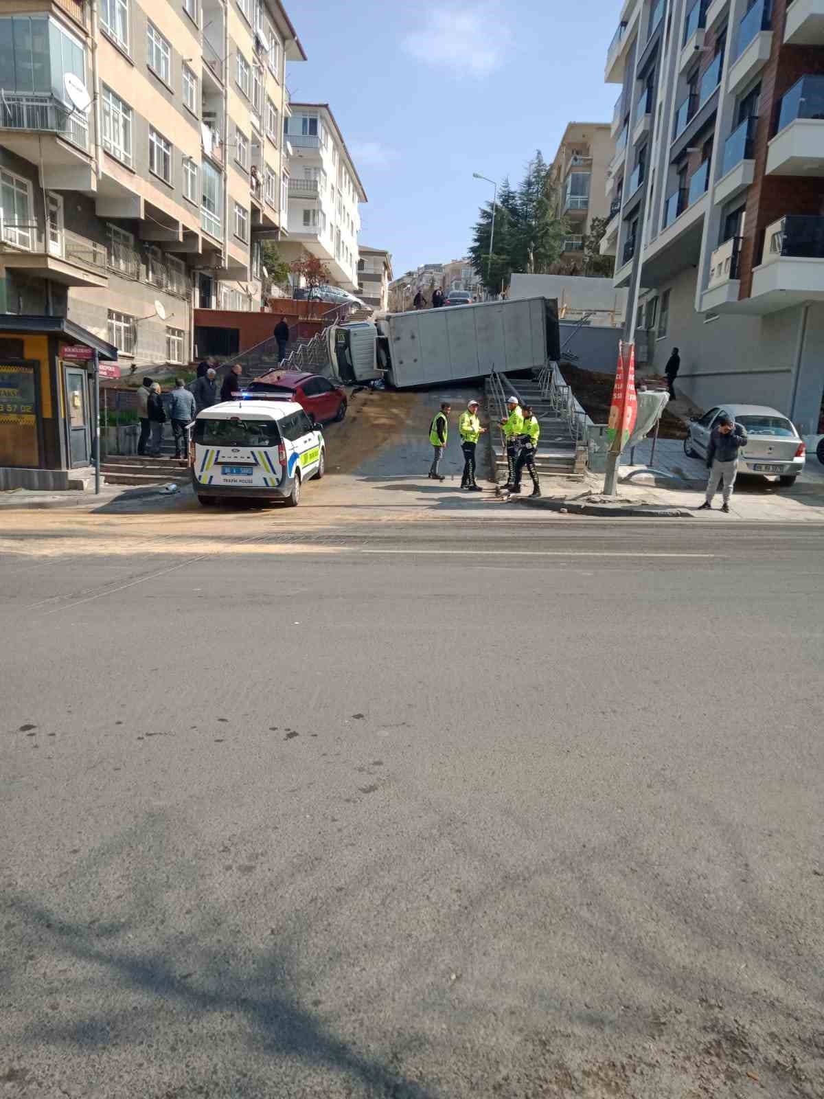 ankarada kamyonet devrildi 1 yarali 8 WISY3QXw