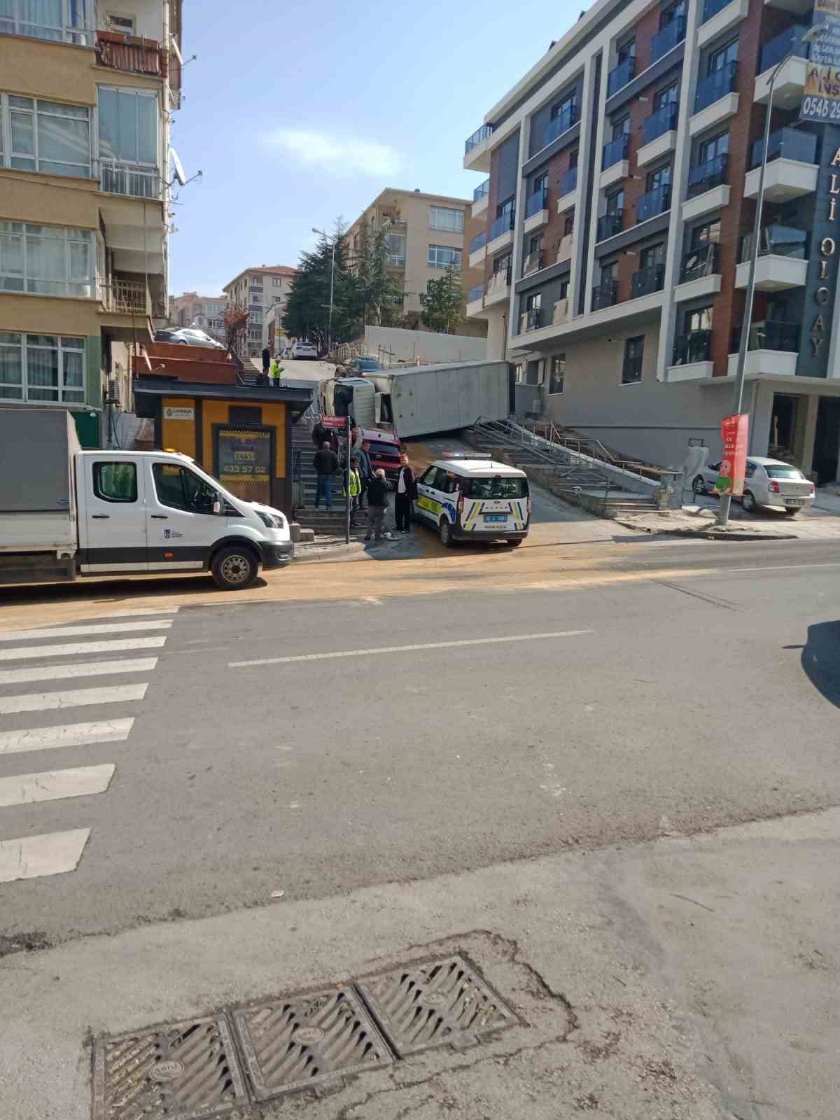 ankarada kamyonet devrildi 1 yarali 9 4XhYdJjK