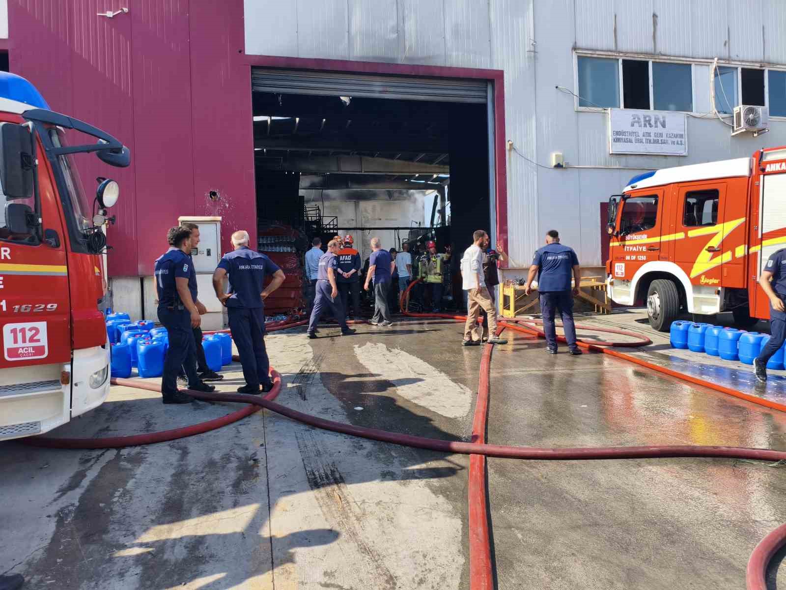 Ankara’da kimyasal ürün fabrikasında yangın: Alevler yan fabrikaya sıçradı 4 ankarada kimyasal urun fabrikasinda yangin alevler yan fabrikaya sicradi 0 6AgPA5nl