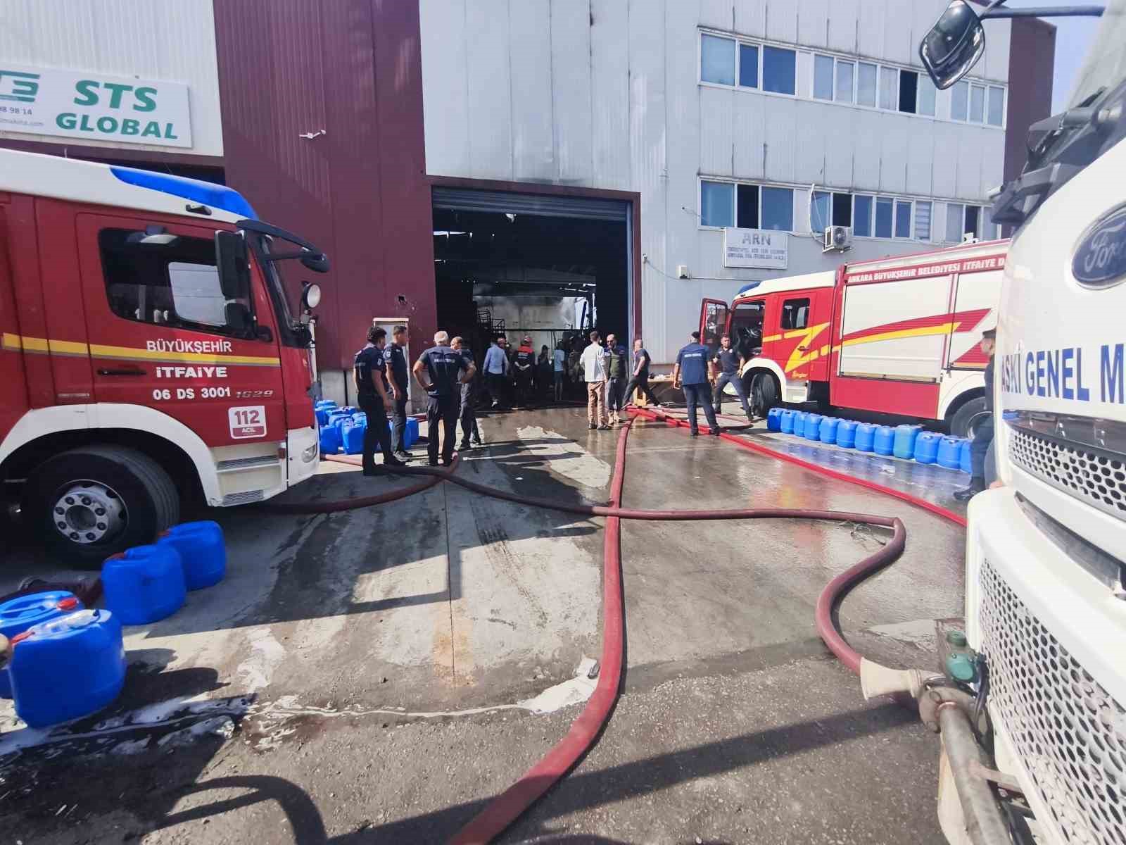 Ankara’da kimyasal ürün fabrikasında yangın: Alevler yan fabrikaya sıçradı 5 ankarada kimyasal urun fabrikasinda yangin alevler yan fabrikaya sicradi 1 AIy7vujD