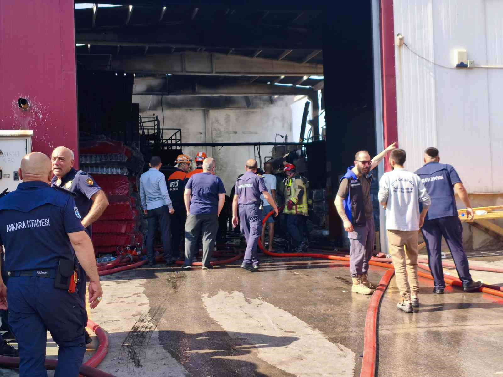 Ankara’da kimyasal ürün fabrikasında yangın: Alevler yan fabrikaya sıçradı 6 ankarada kimyasal urun fabrikasinda yangin alevler yan fabrikaya sicradi 2 hOzmQg8h