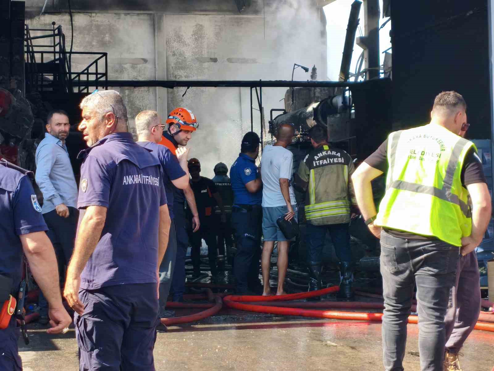 Ankara’da kimyasal ürün fabrikasında yangın: Alevler yan fabrikaya sıçradı 7 ankarada kimyasal urun fabrikasinda yangin alevler yan fabrikaya sicradi 3 1zafj5AQ