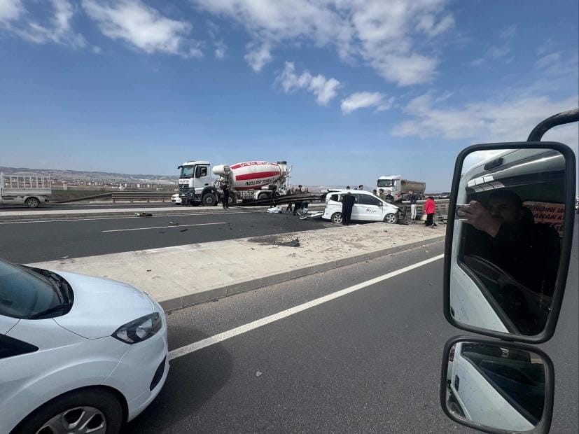 ankarada korkutan kaza otomobil bariyerlere ok gibi saplandi 1 7jO9P8pL