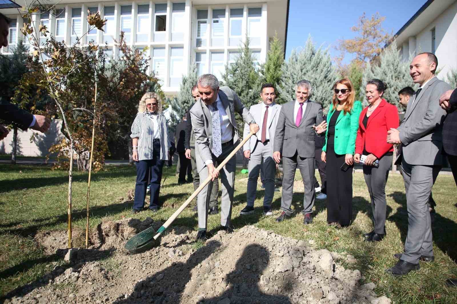 ankarada milli agaclandirma gununde fidanlar toprakla bulustu 2 XLWE4q2H