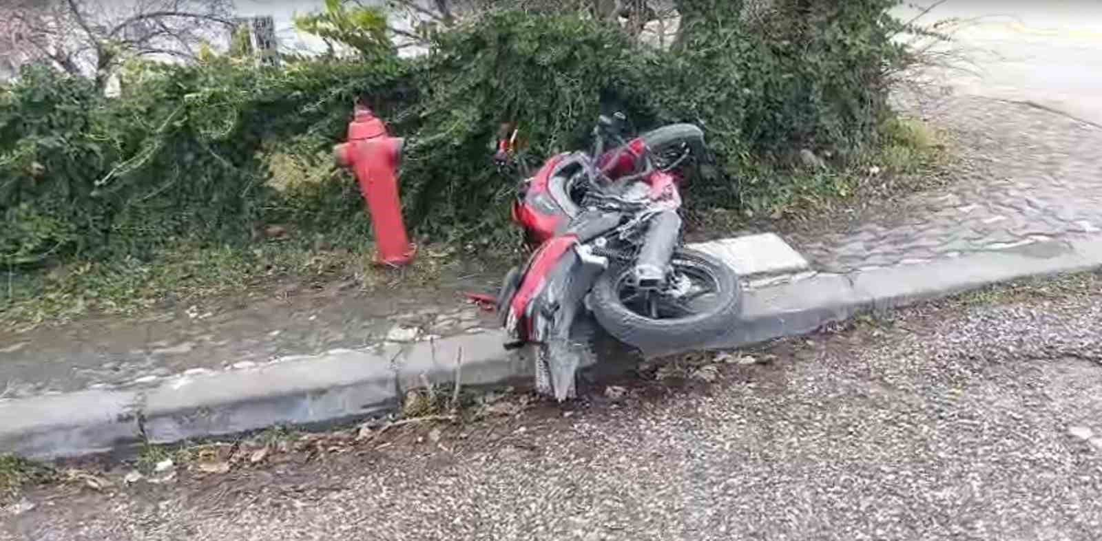 Ankara’da motosiklet sürücüsü köpeğe çarpmamak isterken kaza yaptı 4 ankarada motosiklet surucusu kopege carpmamak isterken kaza yapti 0 XzGuXvmG