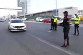 Yayaya yol veren minibüse arkadan araç çarptı, kaza anı kamerada 2 thumbnail