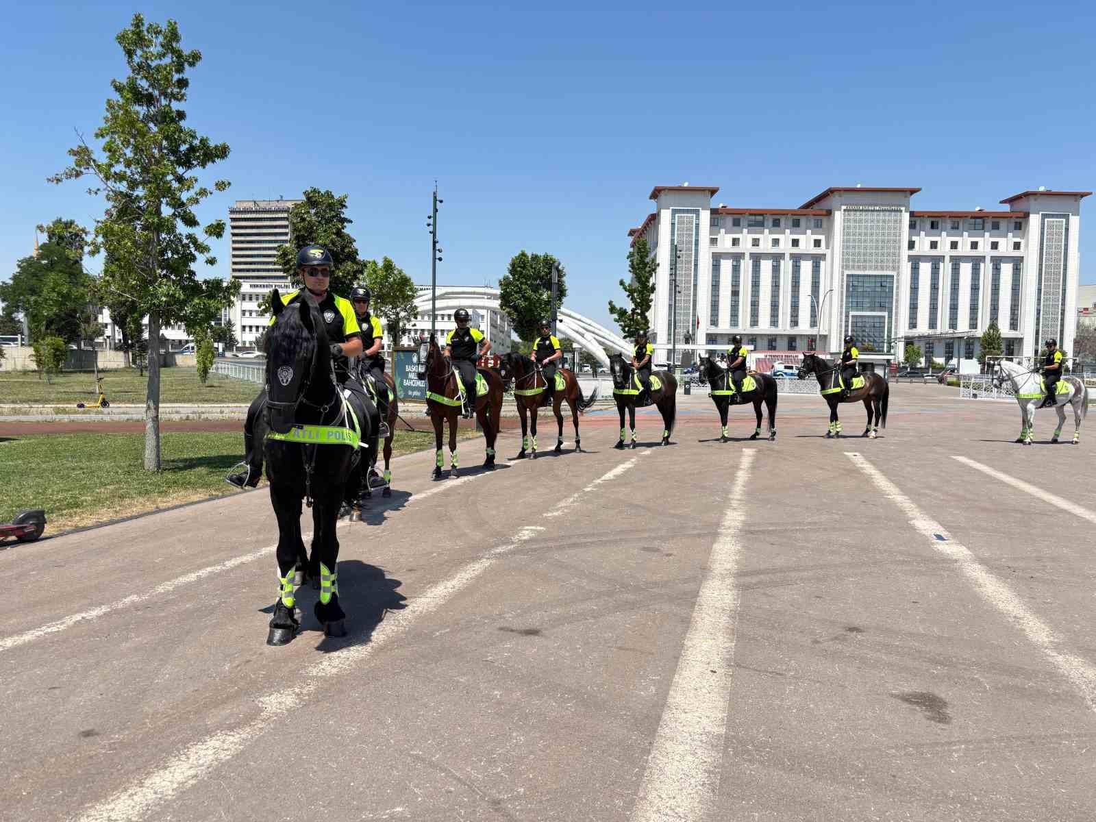 Ankara’da NATO Zirvesi öncesi atlı polisler devriye attı, trafik ve asayiş ekipleri yol kontrol uygulaması gerçekleştirdi 12 ankarada nato zirvesi oncesi atli polisler devriye atti trafik ve asayis ekipleri yol kontrol 25k4HTee
