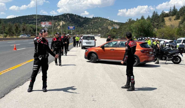 ankarada-nato-zirvesi-oncesi-atli-polisler-devriye-atti-trafik-ve-asayis-ekipleri-yol-kontrol-IjNzxZal.jpg