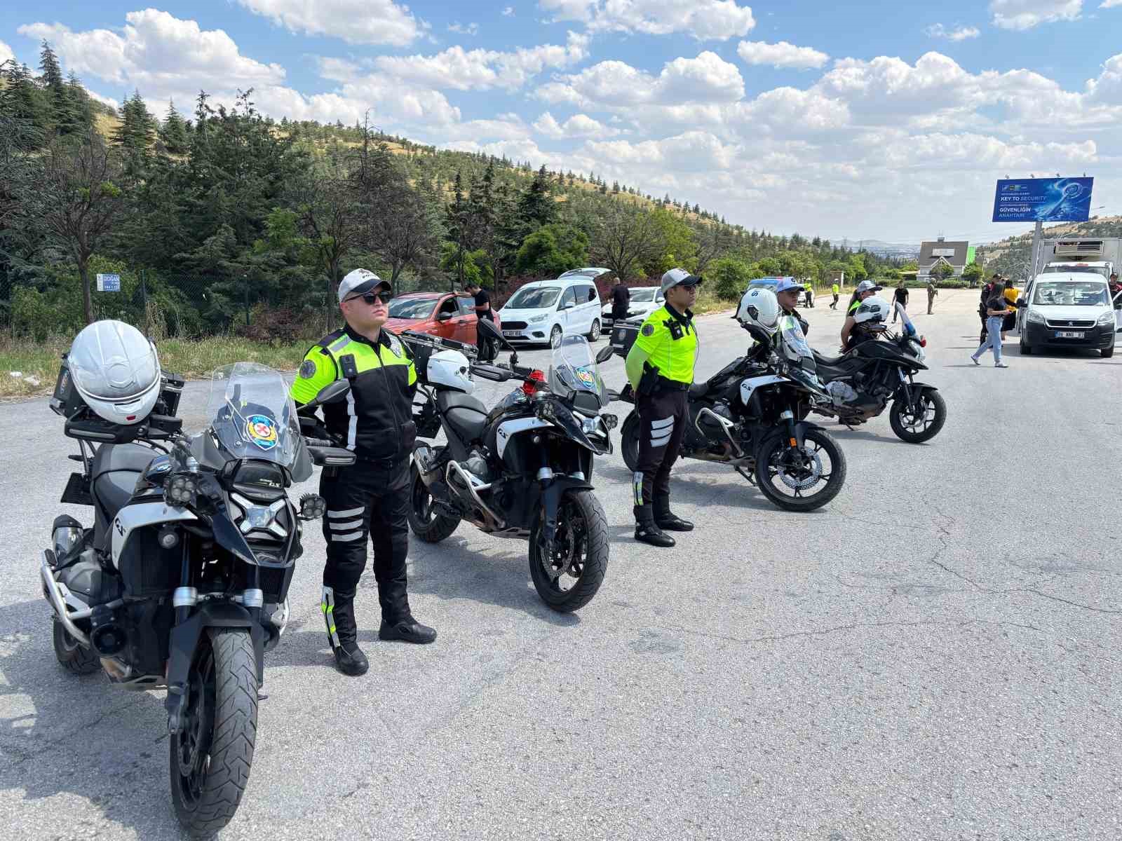 Ankara’da NATO Zirvesi öncesi atlı polisler devriye attı, trafik ve asayiş ekipleri yol kontrol uygulaması gerçekleştirdi 9 ankarada nato zirvesi oncesi atli polisler devriye atti trafik ve asayis ekipleri yol kontrol qyiM79vE