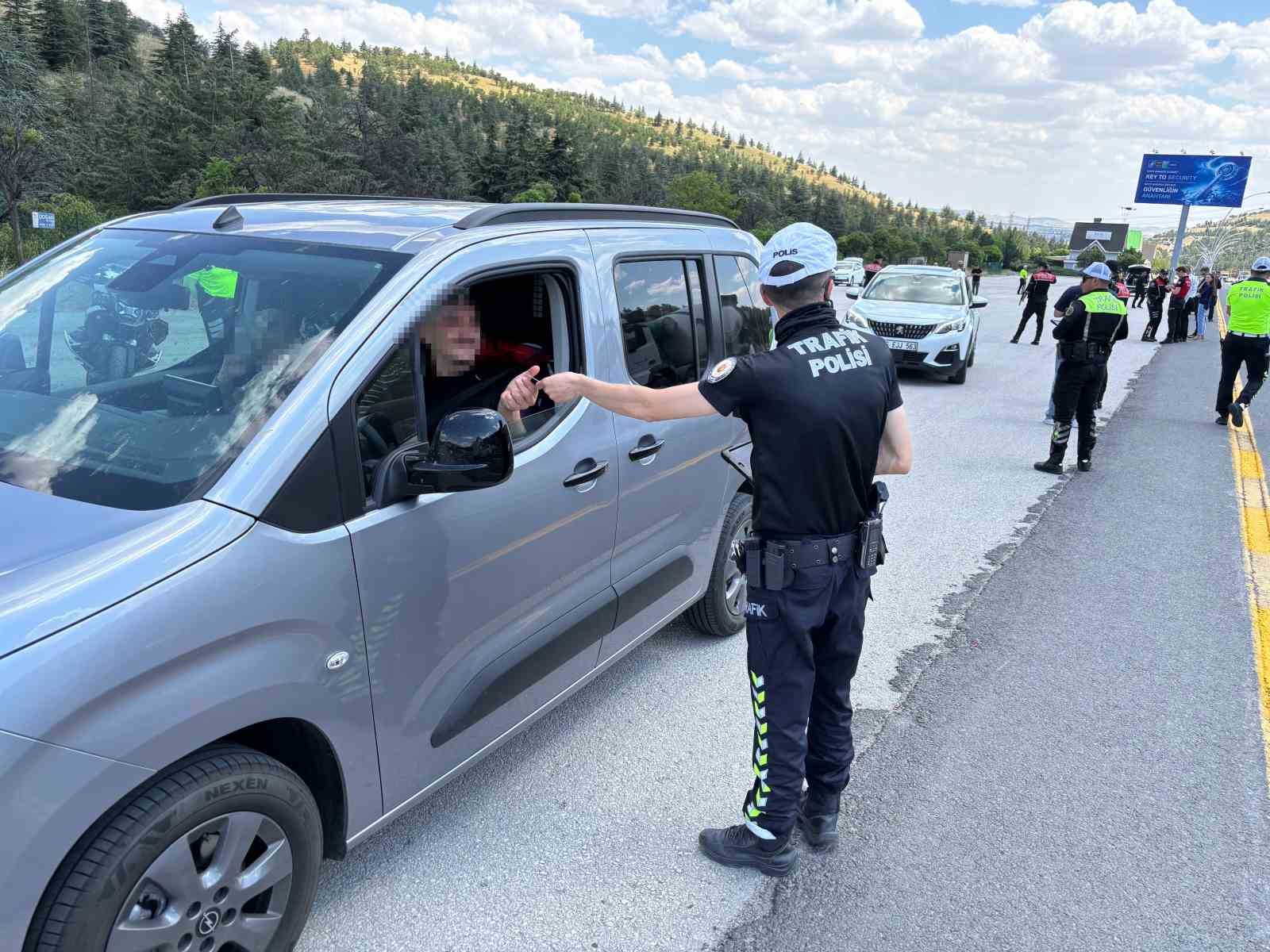 Ankara’da NATO Zirvesi öncesi atlı polisler devriye attı, trafik ve asayiş ekipleri yol kontrol uygulaması gerçekleştirdi 11 ankarada nato zirvesi oncesi atli polisler devriye atti trafik ve asayis ekipleri yol kontrol vtb3EJBh