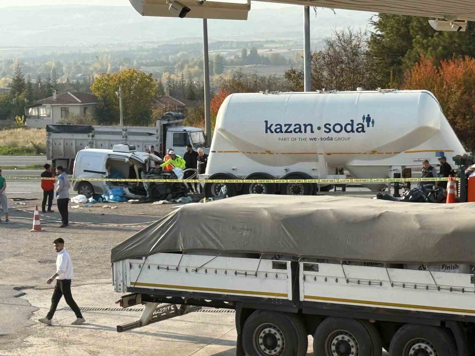 ankarada otomobil tir cekicisine carpti 3 kisilik aile hayatini kaybetti 1 EZ1SncsD