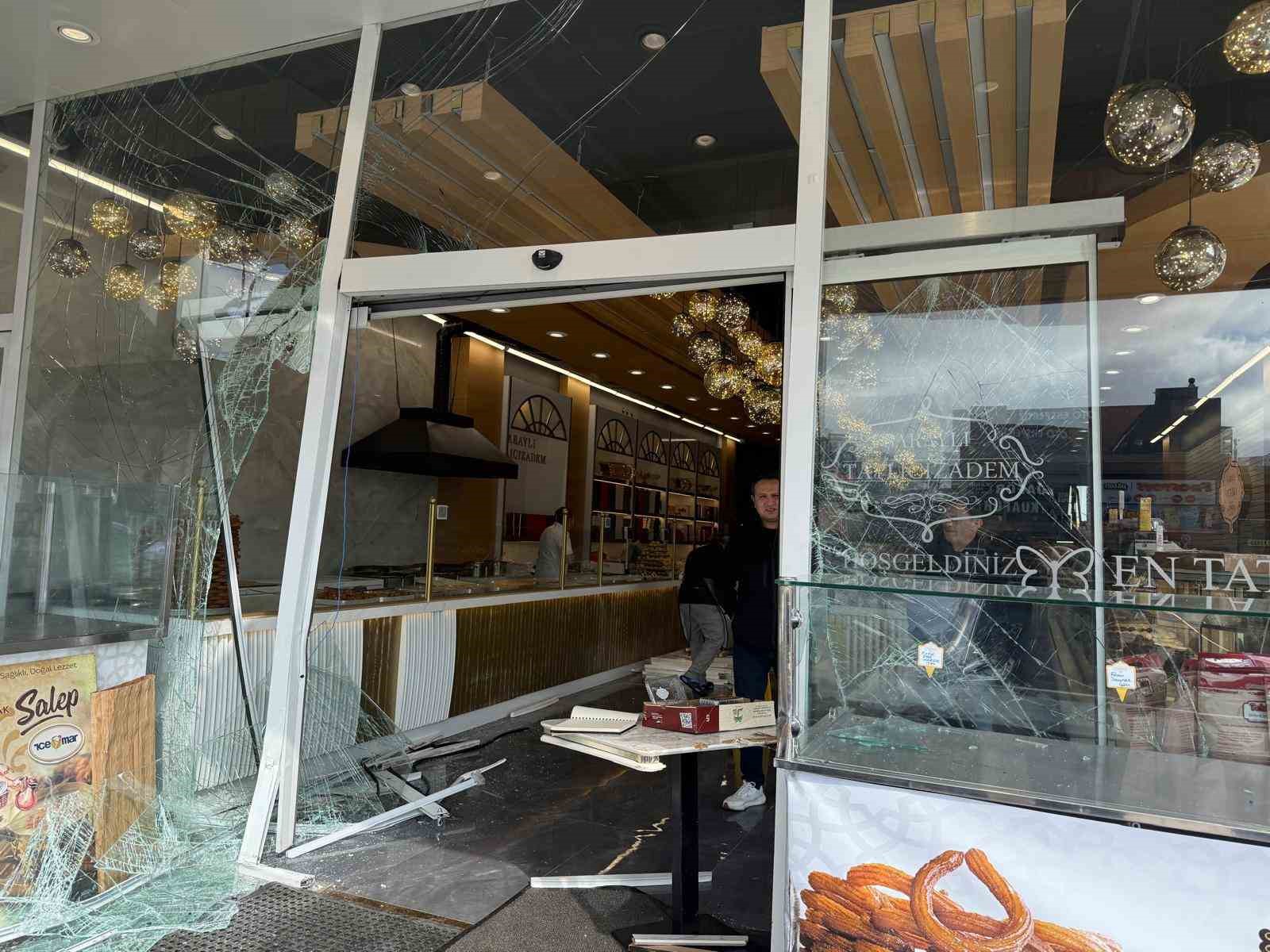 ankarada otomobilin dukkana girmesiyle ilgili konusan calisan o anlari anlatti 0 z1bHZAp5