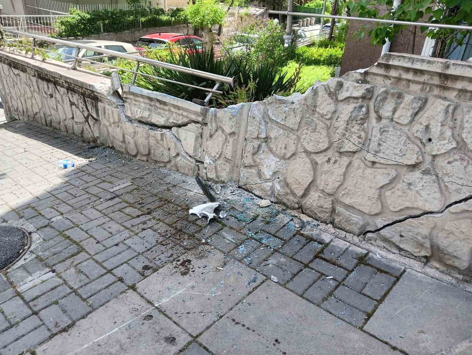 ankarada ozel halk otobusu apartmanin bahce duvarina carpti 0 YGbqBqHP