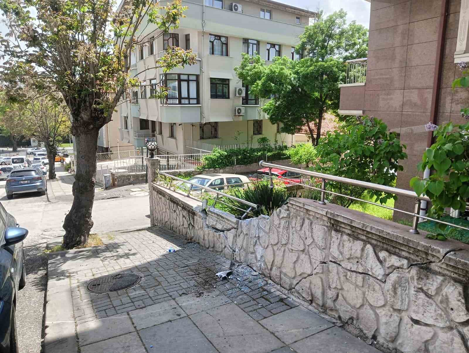 ankarada ozel halk otobusu apartmanin bahce duvarina carpti 1 6RTGVrQv