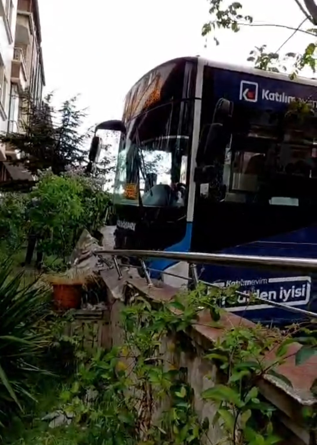 ankarada ozel halk otobusu apartmanin bahce duvarina carpti 3 YdfLh52J