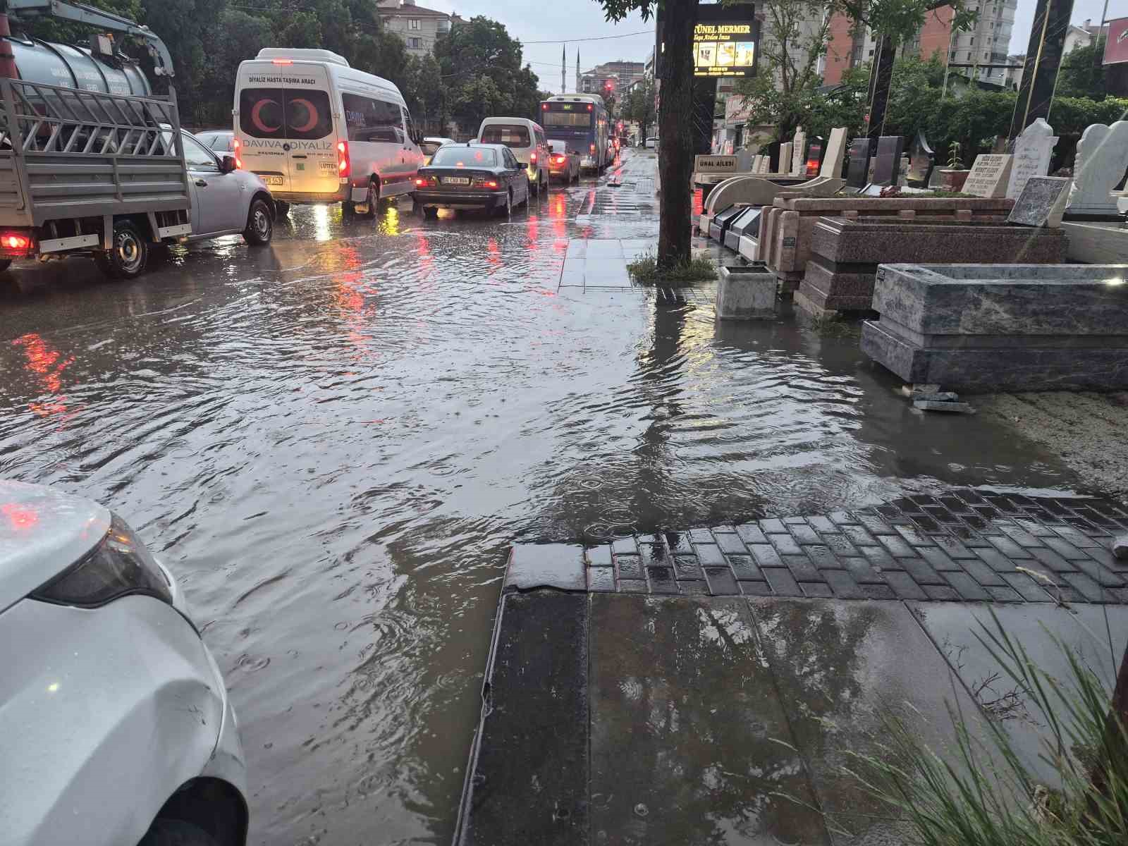Ankara’da sağanak etkili oldu, sokaklar göle döndü 4 ankarada saganak etkili oldu sokaklar gole dondu 0 RrzPcZtC