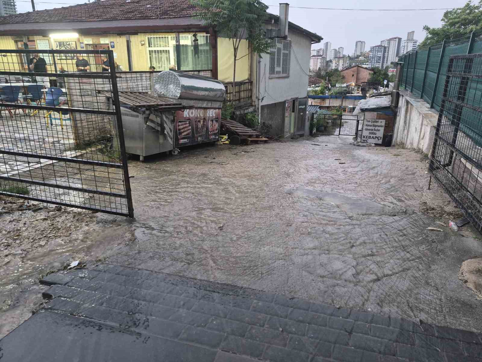Ankara’da sağanak etkili oldu, sokaklar göle döndü 5 ankarada saganak etkili oldu sokaklar gole dondu 1