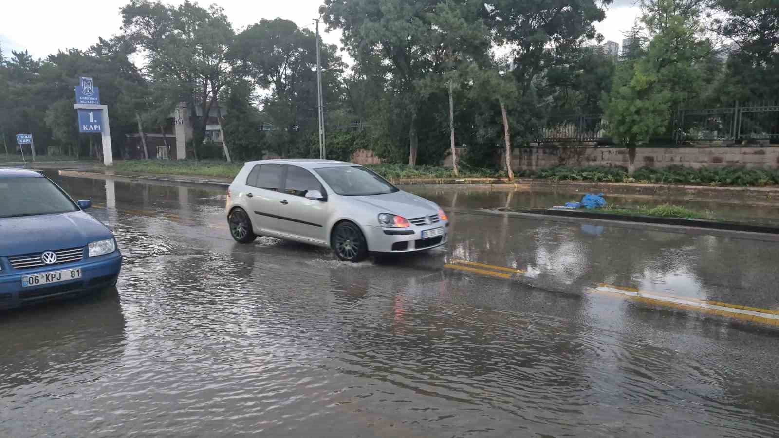 Ankara’da sağanak etkili oldu, sokaklar göle döndü 7 ankarada saganak etkili oldu sokaklar gole dondu 3 i7j7HML5