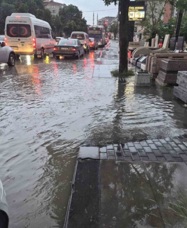 ankarada-saganak-etkili-oldu-sokaklar-gole-dondu-wMRLTU43.jpg