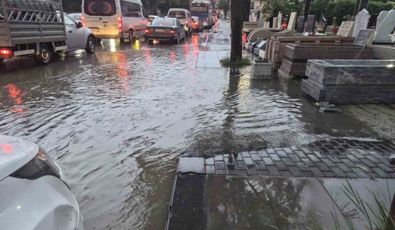 ankarada-saganak-etkili-oldu-sokaklar-gole-dondu-wMRLTU43.jpg