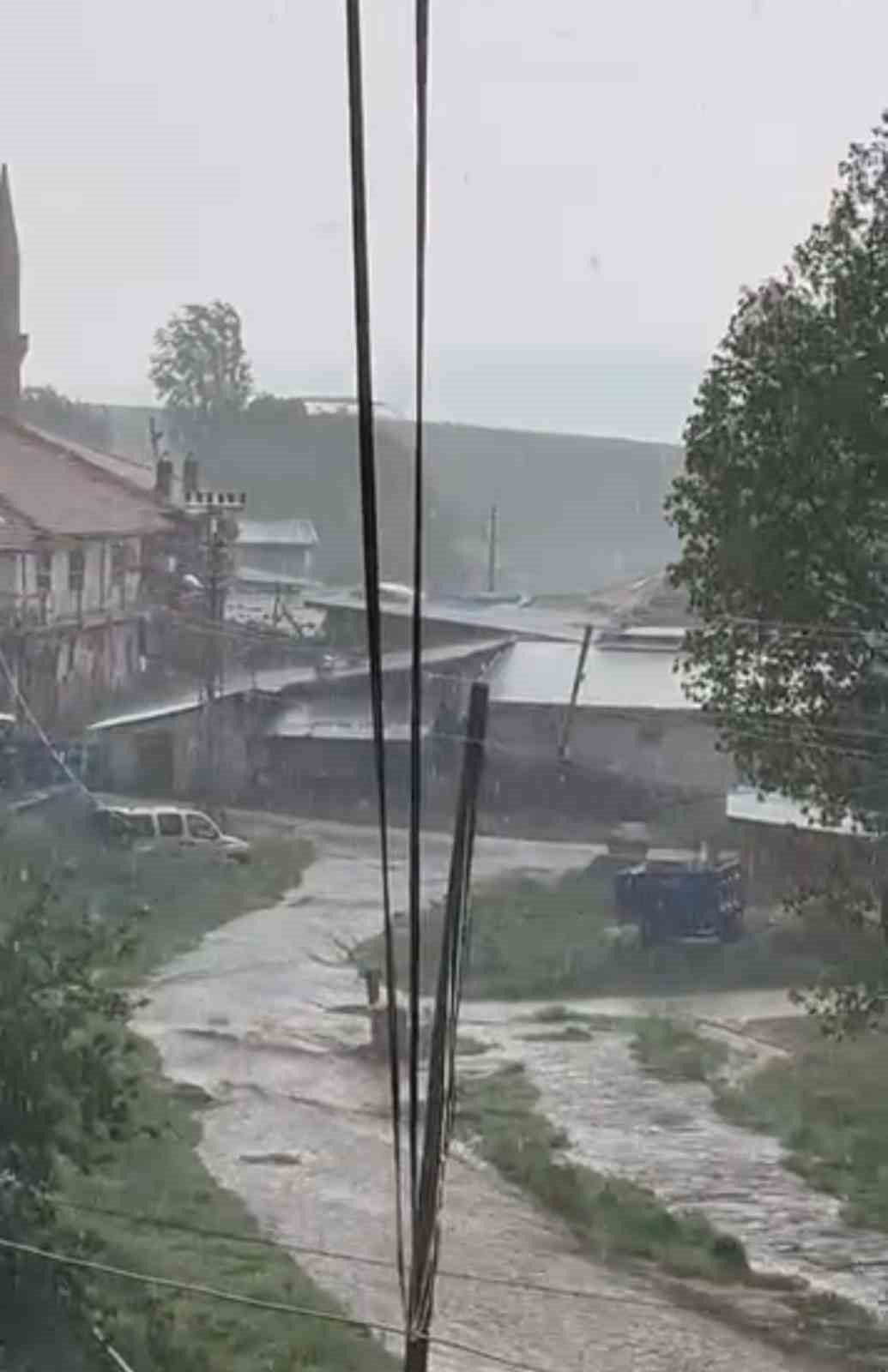 Ankara’da sağanak sonrası sel meydana geldi 5 ankarada saganak sonrasi sel meydana geldi 1 AFOMHbHY