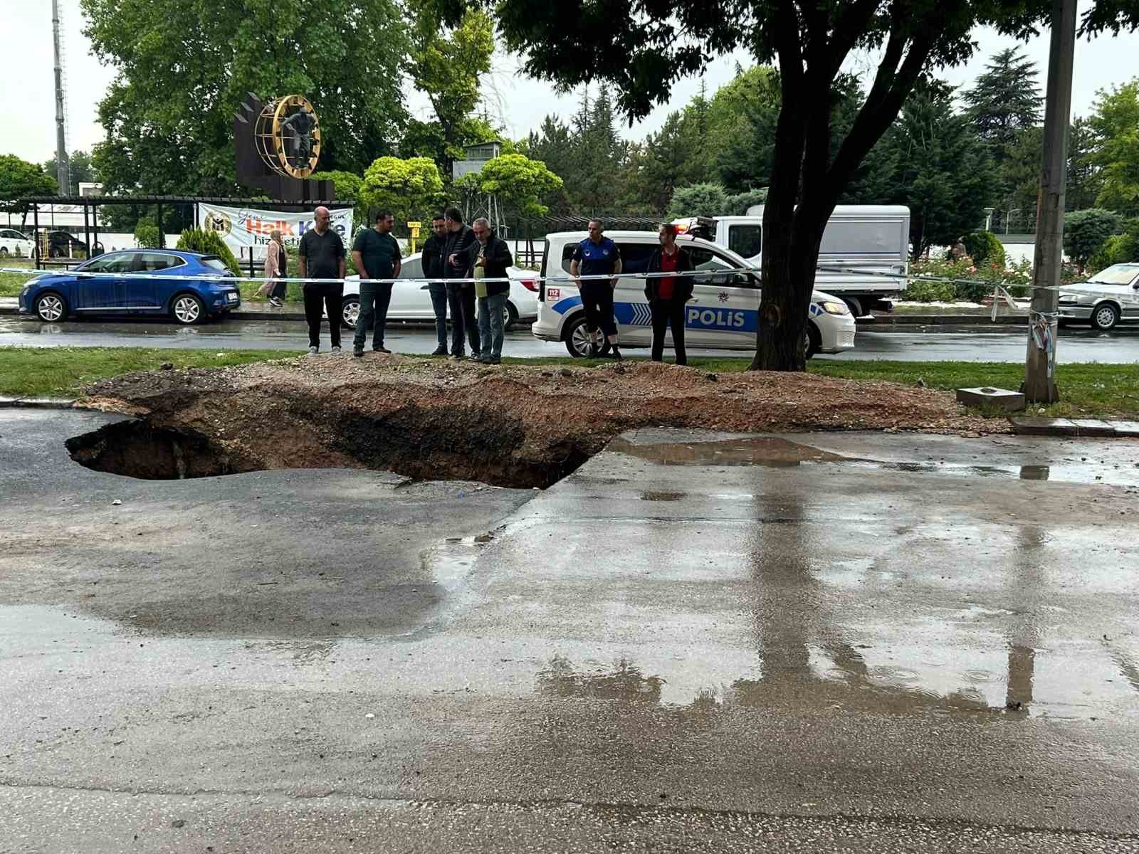 ankarada saganak sonrasi yolda cokme meydana geldi 0