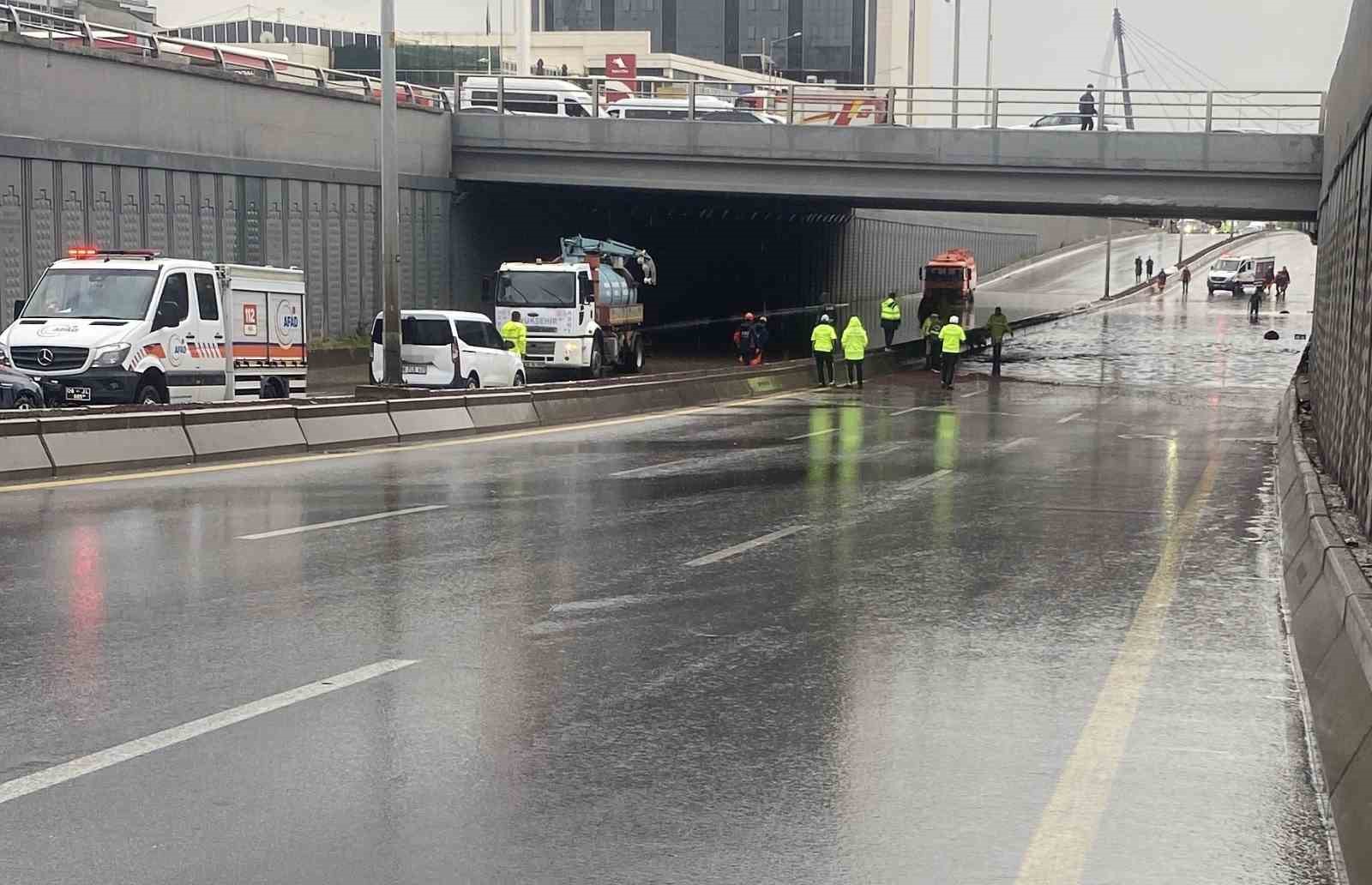 ankarada saganak yagis sebebiyle alt gecitler ve yollar gole dondu 0 Uynsklqu