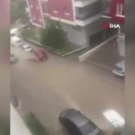 ankarada-saganak-yagista-otomobiller-suruklendi-coken-yola-bir-arac-dustu-o-anlar-kamerada-OrIz2FSb.jpg