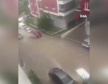 ankarada-saganak-yagista-otomobiller-suruklendi-coken-yola-bir-arac-dustu-o-anlar-kamerada-OrIz2FSb.jpg